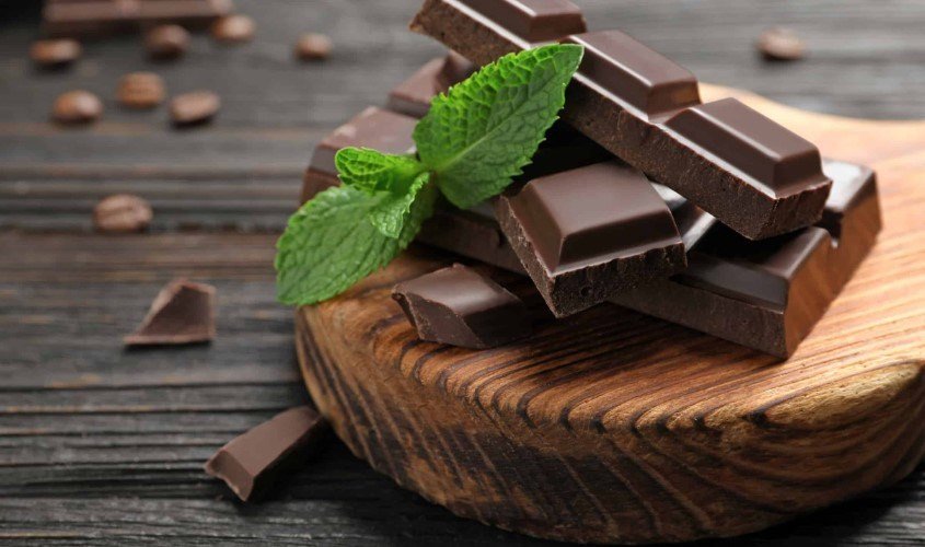 Socola đen với các thành phần dinh dưỡng thiết yếu, giúp cân bằng năng lượng cơ thể.