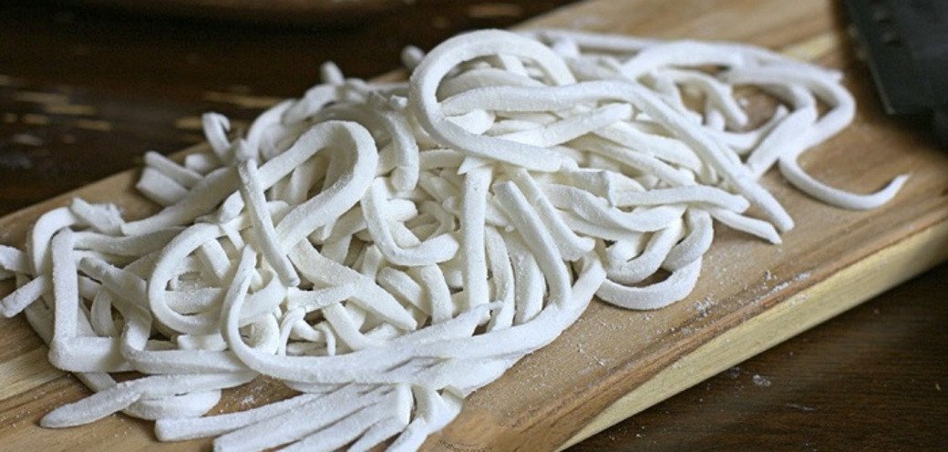 Sợi bánh canh được làm thủ công tại nhà mang lại hương vị tươi ngon đặc biệt