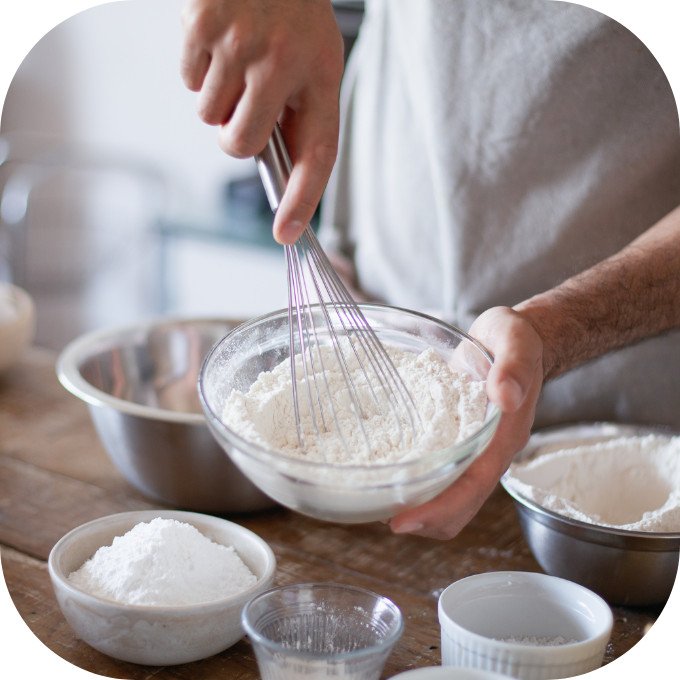 Sợi bột mì đang được se tay