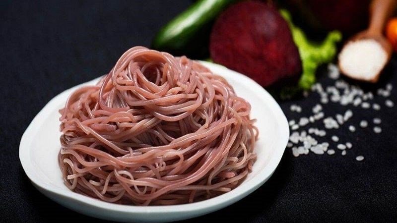 Sợi bún gạo lứt màu nâu đặc trưng, biểu tượng cho lựa chọn bún ít calo và giàu chất xơ hỗ trợ giảm cân