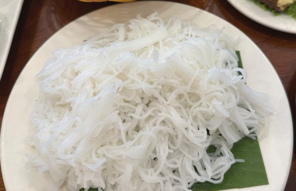 Sợi bún trắng mềm mại, thành phần chính đóng góp carbohydrate và calo cho món bún chả