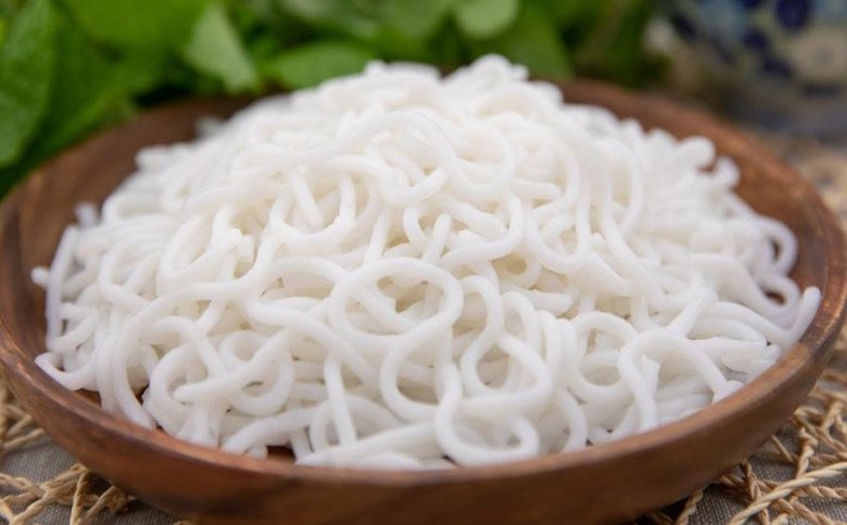 Sợi bún tươi trắng ngà, chuẩn bị cho tô bún bò Huế thơm ngon