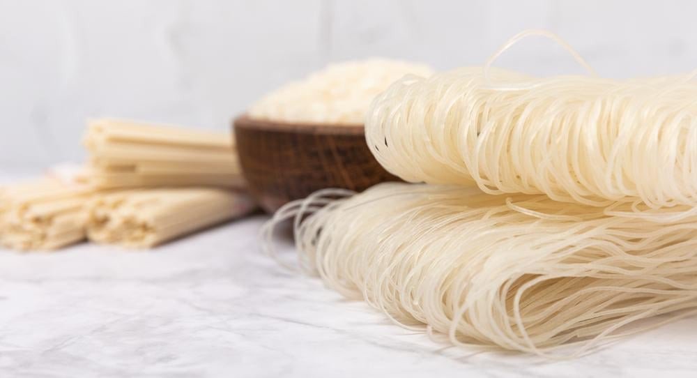 Sợi bún tươi trắng ngần được làm từ gạo, thành phần chính của bún lòng lợn