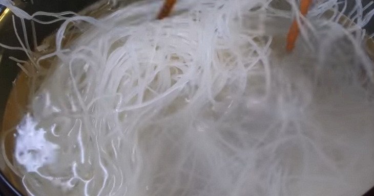 Sợi hủ tiếu tươi đang được trụng nhanh trong nước sôi để giữ độ dai ngon