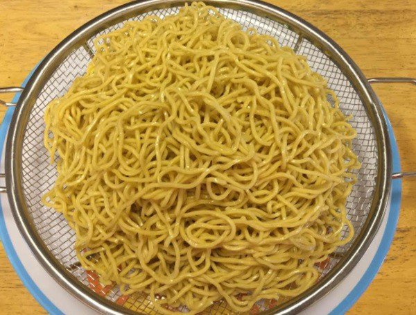 Sợi mì gói được chần sơ qua nước sôi và để ráo