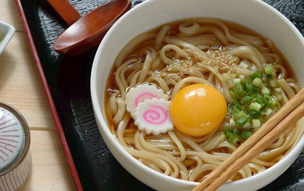 Sợi mì to và dài là nét độc đáo của món mì Udon bò