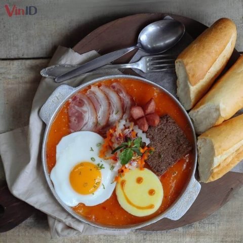 Sốt cà chua đặc trưng cho bánh mì ốp la