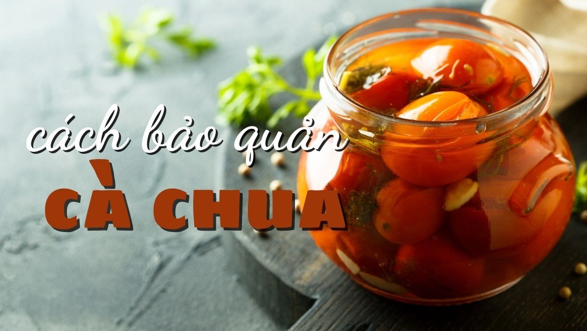 Sốt cà chua được bảo quản trong hũ thủy tinh kín nắp