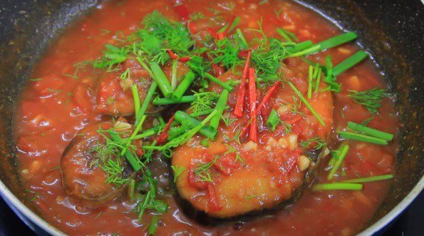 Sốt cá với cà chua ngấm đều gia vị