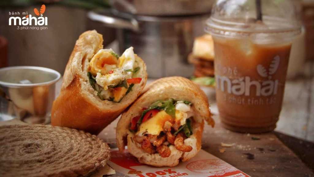 Sốt chua cay màu đỏ cam sánh mịn, kích thích vị giác cho bánh mì pa tê