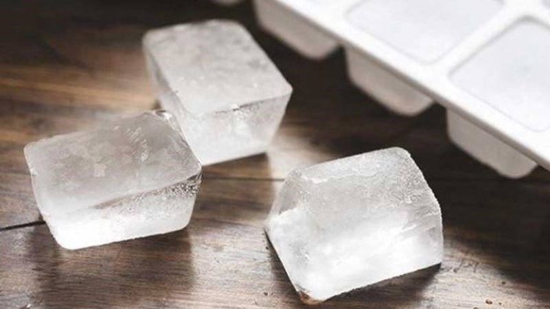 Sử dụng đá lạnh để làm mềm thịt bò kho nhanh chóng