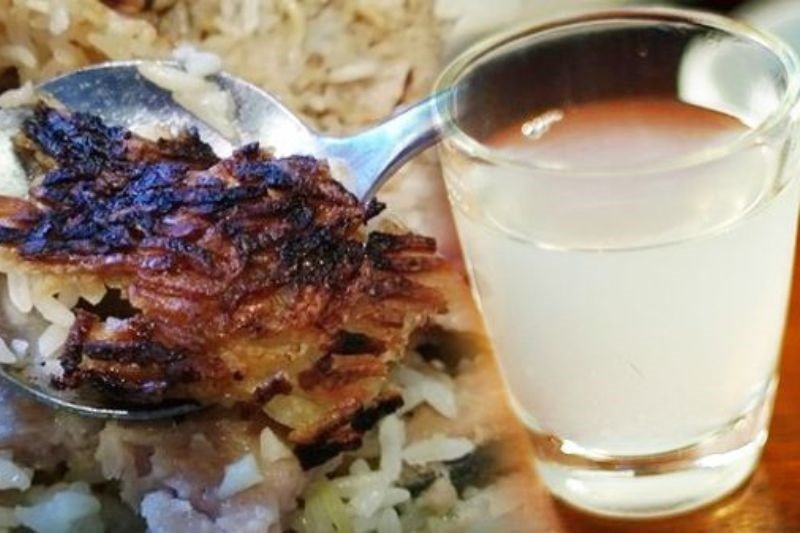 Sử dụng ly nước lạnh để khử mùi khê rượu