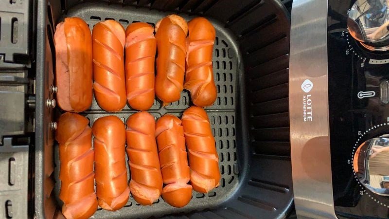 Sử dụng nồi chiên không dầu để chế biến xúc xích ăn liền giảm mỡ