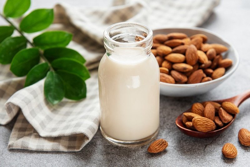 Sử dụng sữa hạnh nhân là lựa chọn tuyệt vời cho bánh crepe sầu riêng chay