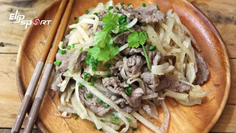 Su hào xào thịt bò là món ăn cung cấp protein và năng lượng hiệu quả.