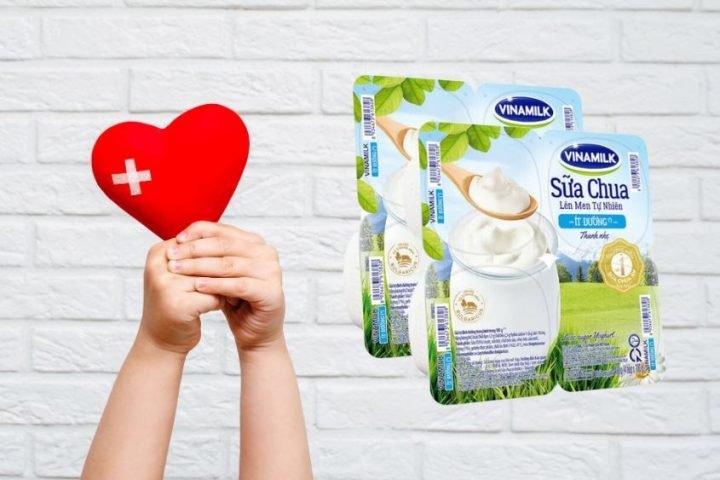 Sữa chua ít đường Vinamilk và trái cây tươi hỗ trợ sức khỏe