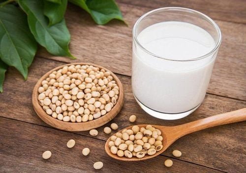 Sữa đậu nành và các thực phẩm từ đậu nành cung cấp protein thực vật, hỗ trợ cảm giác no lâu trong chế độ ăn 2000 calo