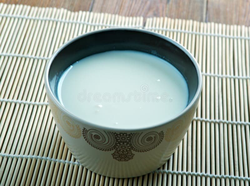 Sữa lạc đà tự nhiên giúp ổn định đường huyết, một yếu tố quan trọng khi xem xét calo kẹo táo đỏ kẹp sữa lạc đà