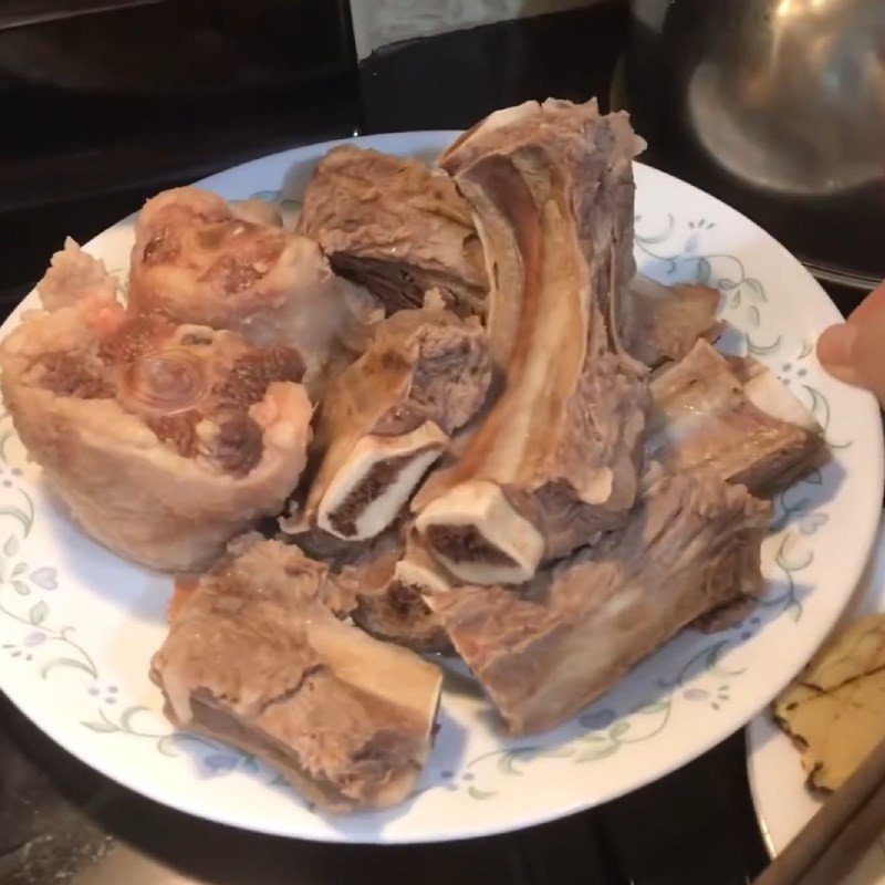 Sườn bò đã được làm sạch và thái miếng, sẵn sàng để chế biến lẩu sườn bò