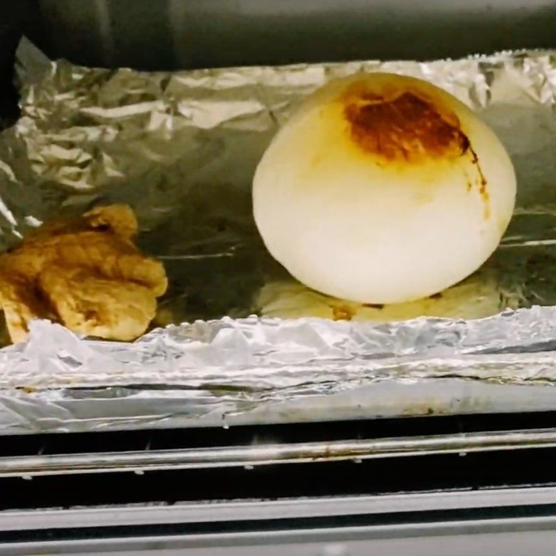 Sườn bò và gia vị được ninh trong nồi nước lèo