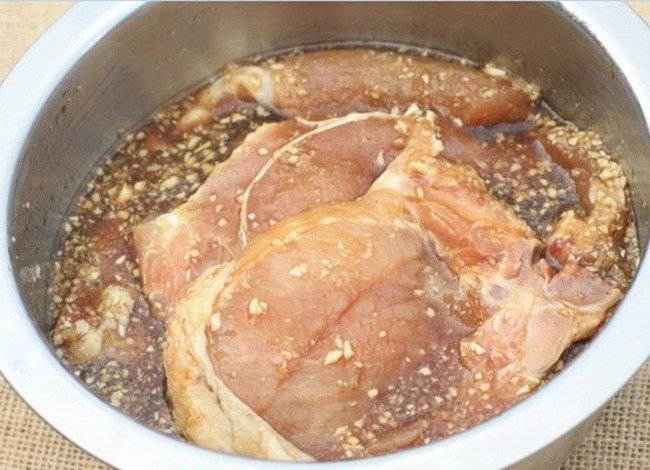 Sườn cốt lết được tẩm ướp công phu cho món sườn nướng cơm tấm trứ danh, mềm và đậm vị