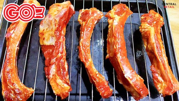 Sườn heo đang được nướng vàng đều với nước sốt thịt nướng