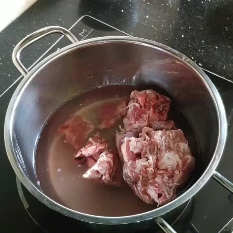 Sườn heo đang được sơ chế sạch sẽ cho món canh ngó khoai