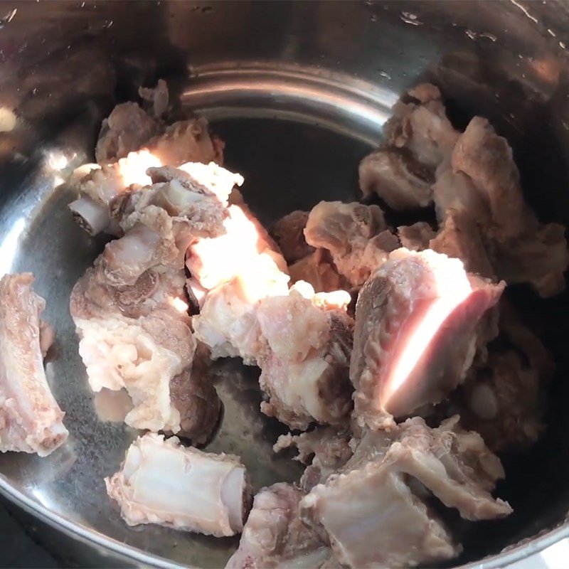 Sườn heo đang được sơ chế sạch sẽ để hầm cùng cà chua