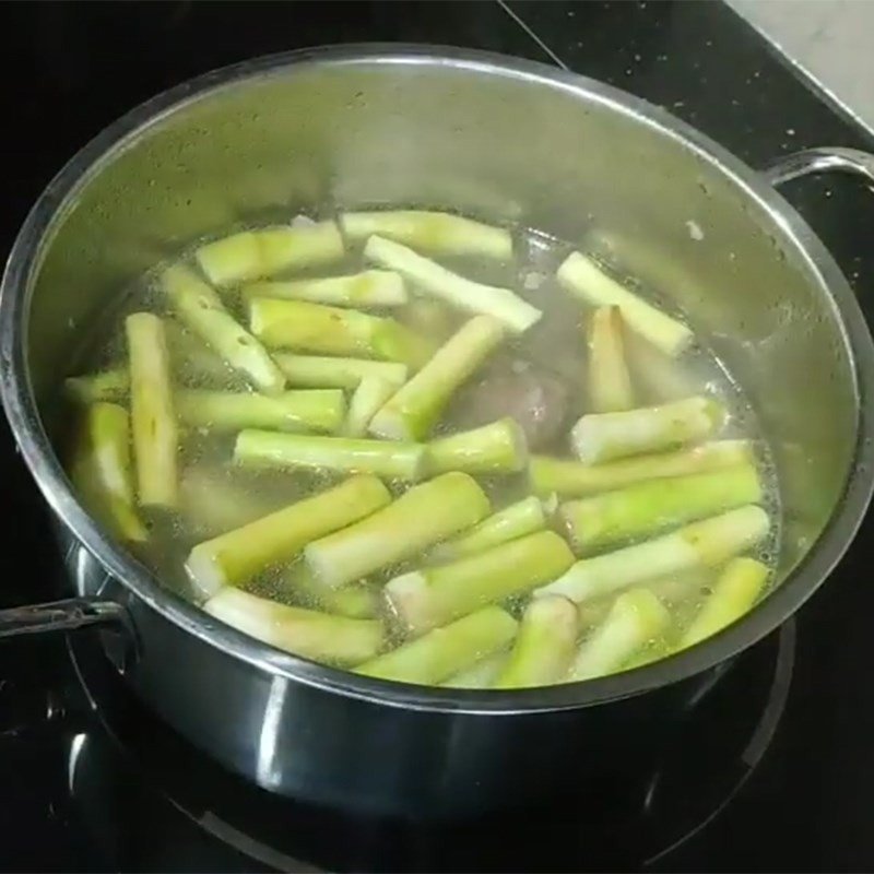 Sườn heo đang được xào săn cùng gia vị trong nồi canh