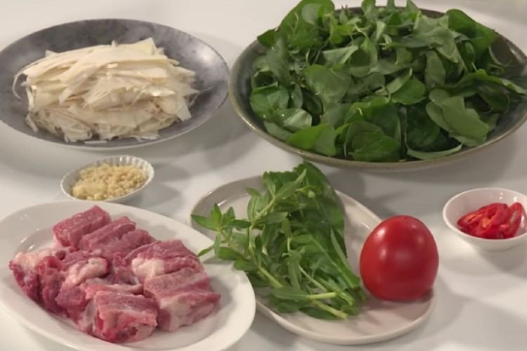 Sườn non đã được chặt miếng và sơ chế sạch sẽ cho món canh măng chua
