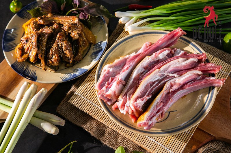 Sườn nướng mật ong vàng óng vừa ra lò, minh họa cách làm món ngon