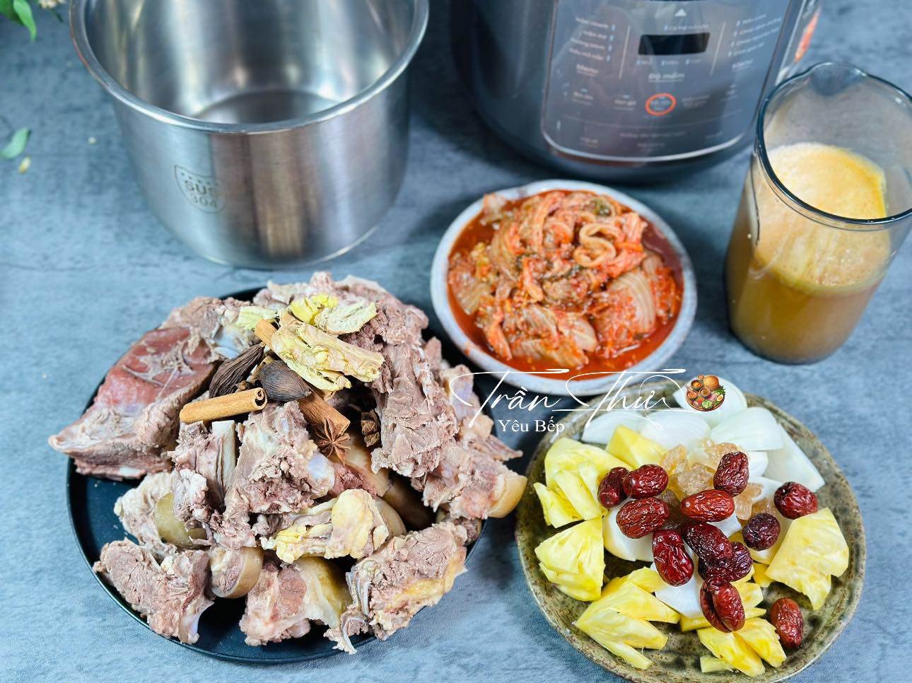 Sườn và đuôi bò sau khi chần sơ qua nước nóng cùng gừng, rượu