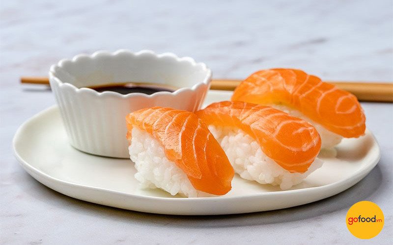 Sushi cá hồi tươi rói hấp dẫn