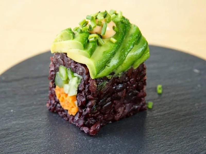 Sushi làm từ gạo lứt cung cấp chất xơ dồi dào, hỗ trợ giảm cân