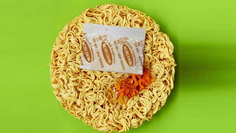 Tác hại của việc ăn mì gói không đúng cách, có thể dẫn đến tăng huyết áp và béo phì.