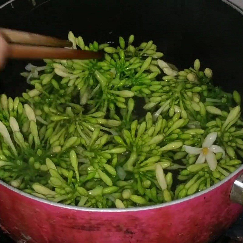 Tách bỏ phần cuống già của hoa đu đủ đực