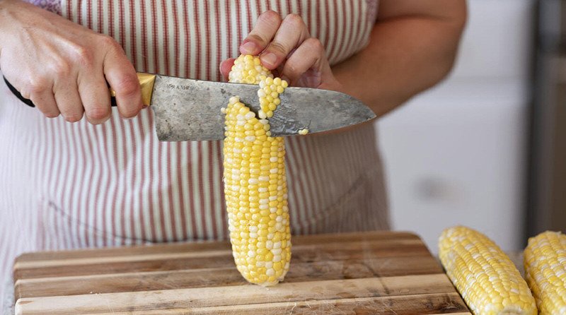 Tách hạt bắp để nấu sữa bắp