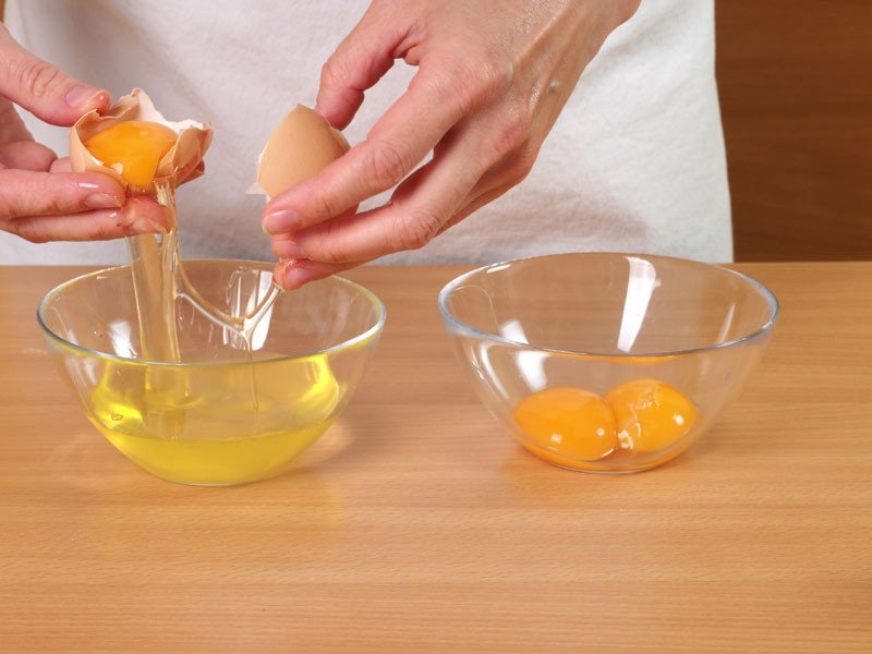 Tách lòng trắng và lòng đỏ trứng gà cẩn thận
