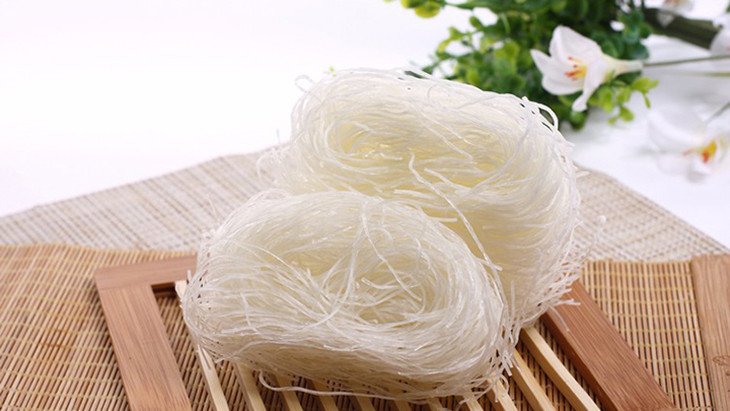 Tách miến thành những bó nhỏ và rũ tơi miến nhẹ nhàng trước khi nấu