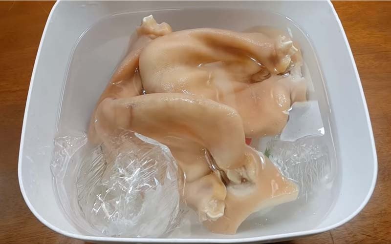 Tai heo đã luộc chín, thái sợi chuẩn bị làm nem thính