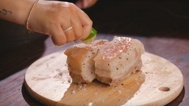 tẩm ướp gia vị cho thịt ba rọi trước khi chiên