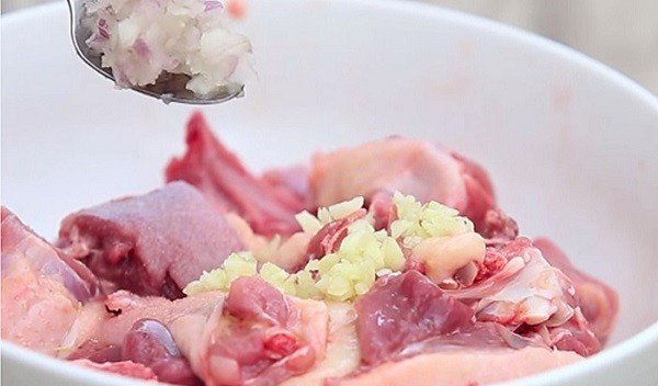 Tẩm ướp gia vị thịt vịt chuẩn bị nấu vịt xáo măng