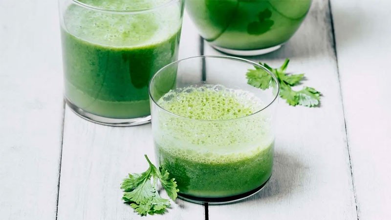 Táo, chanh và các loại rau mùi được sơ chế, sẵn sàng cho cách nấu nước ngò rí lọc thận kết hợp các loại trái cây.