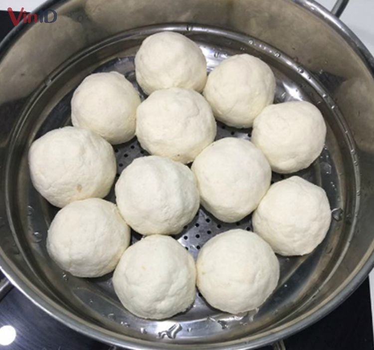 Tạo hình bánh khoai mì chiên nhân tôm thịt đã bọc kín nhân