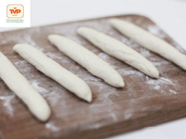 Tạo hình bánh mì que đồng đều để đảm bảo chín vàng đẹp mắt