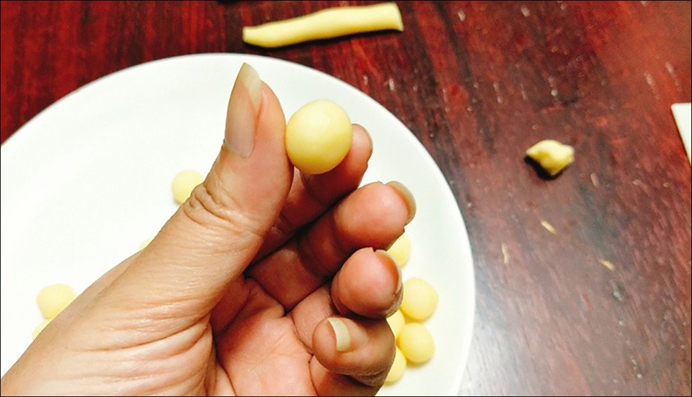 Tạo hình các viên bánh cà mặn cay tròn đều xinh xắn