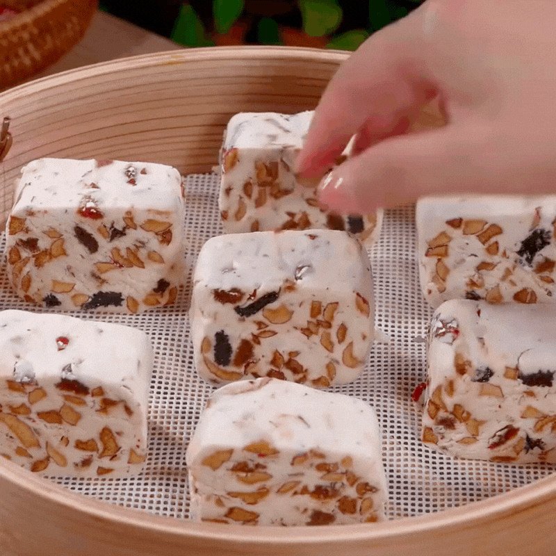 Tạo hình các viên bánh gừng táo đỏ nhỏ gọn