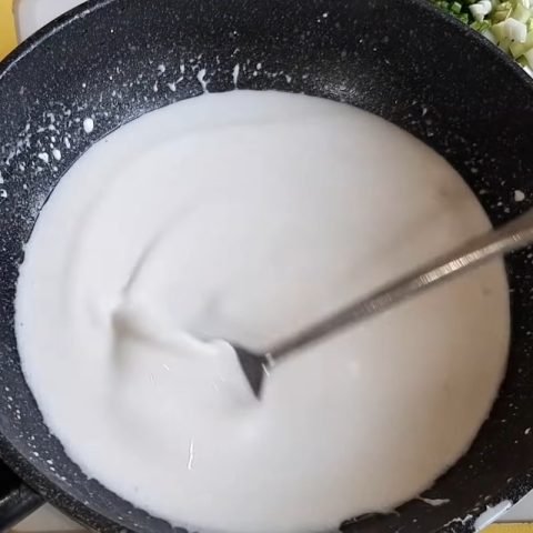 Tạo lớp mỡ giả cho thịt ba chỉ chay từ bột năng và sữa đặc