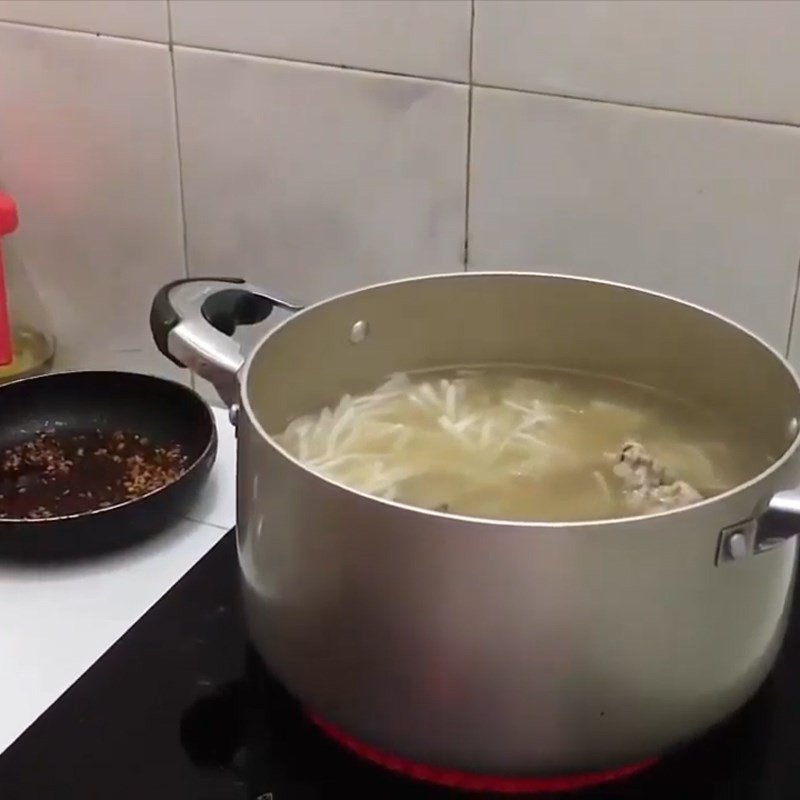 Tạo màu đẹp cho nước dùng bánh canh
