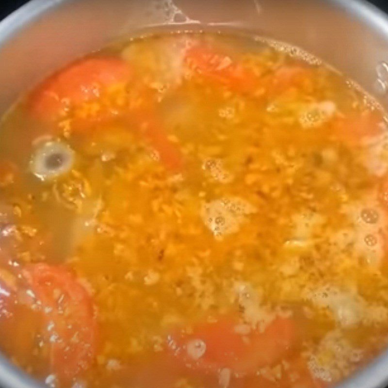 thả cá khoai vào nồi canh